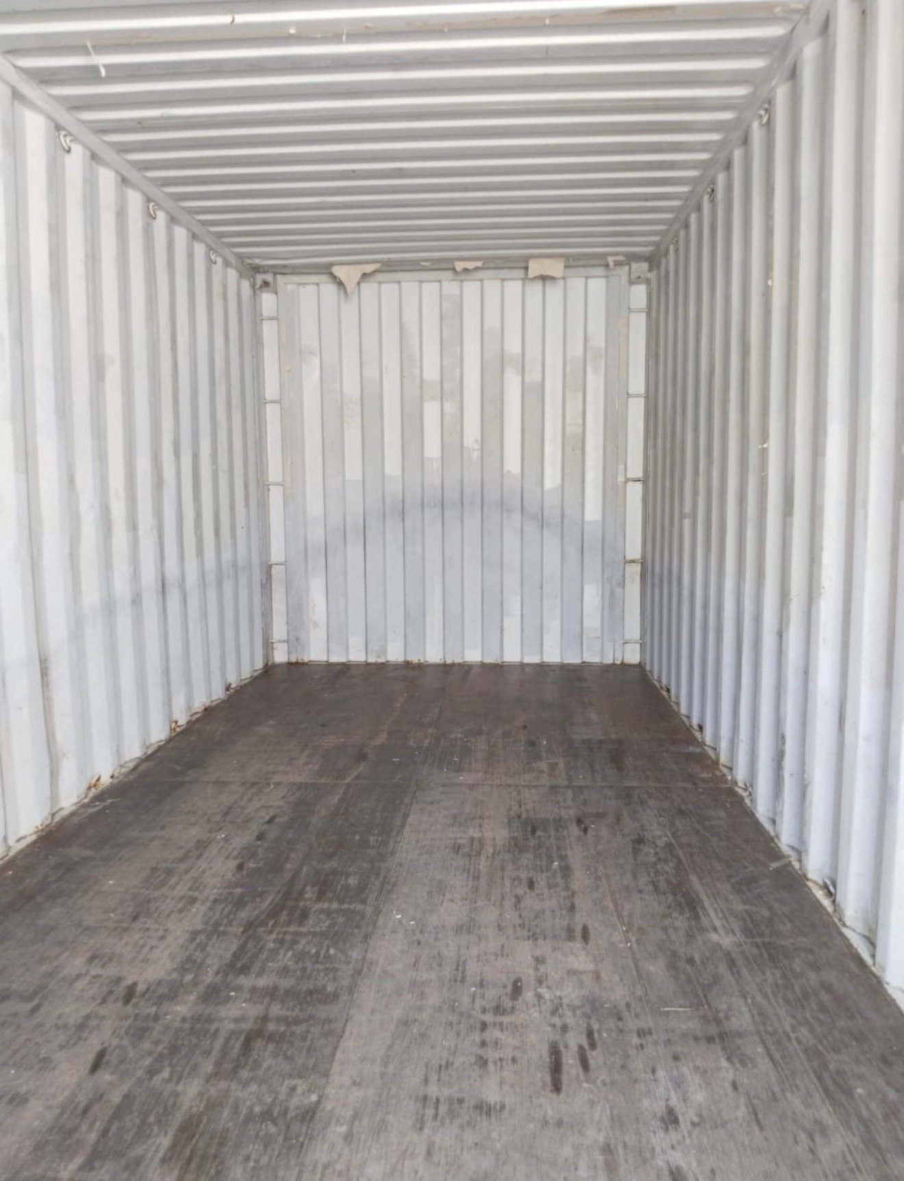 Interior de contenedor Dry 20', bodega