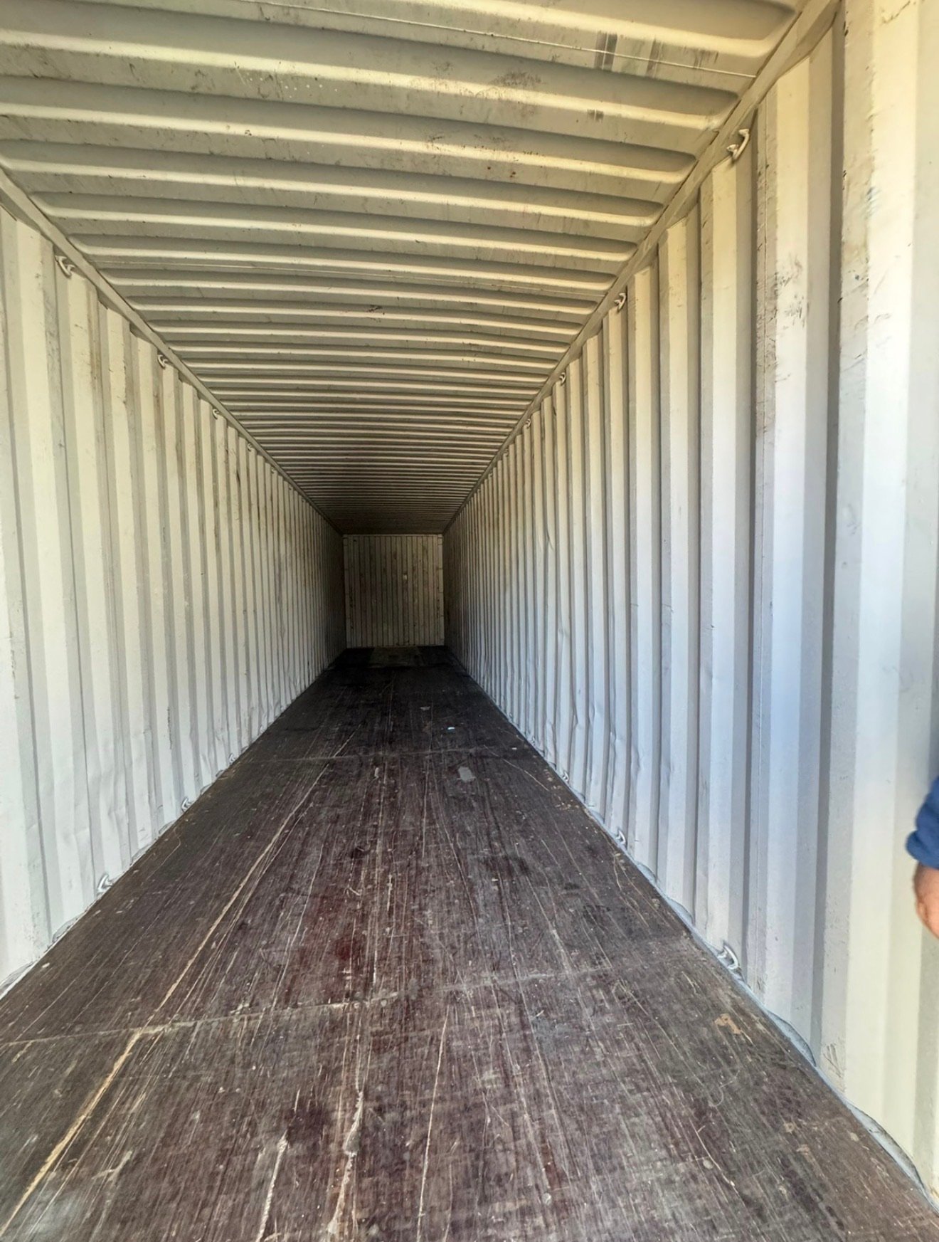 Interior de contenedor Dry 40', piso de madera