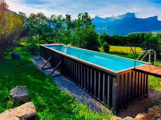 Piscina-contenedor Pool DRY 2040 instalada en jardín con deck de madera